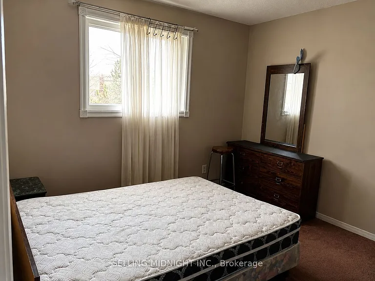441 Rutherford Rd N #ROOM — Photo 4