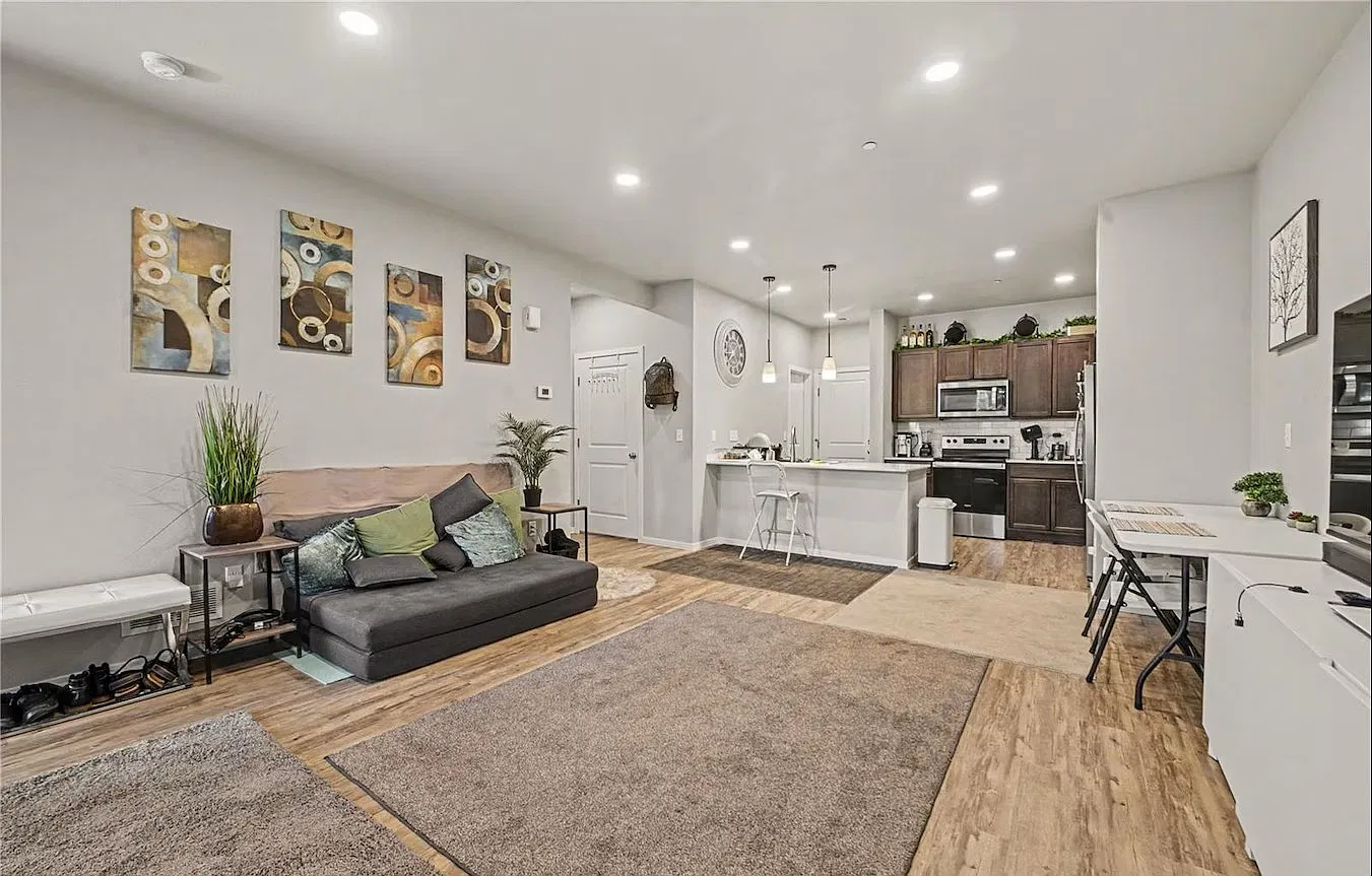 3 bed, 2.5 bath, 1902 sqft, $2,400 — Photo 3