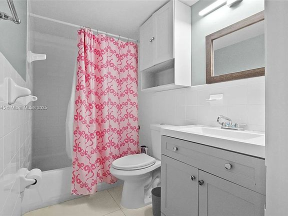 2nd image of 104 SW 9th St APT 305