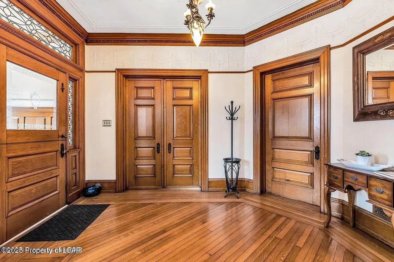 7 bed, 3.5 bath, 5233 sqft, $4,000 — Photo 4
