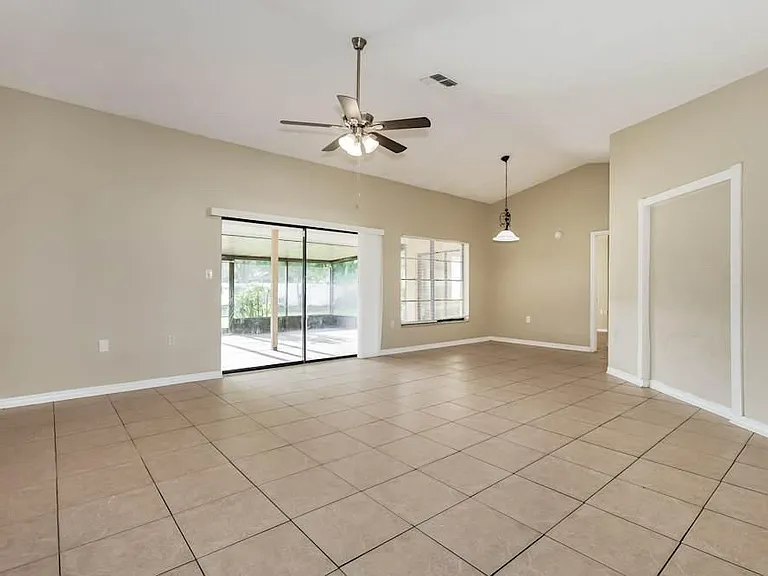 1722 Lake Crest Ave — Photo 2