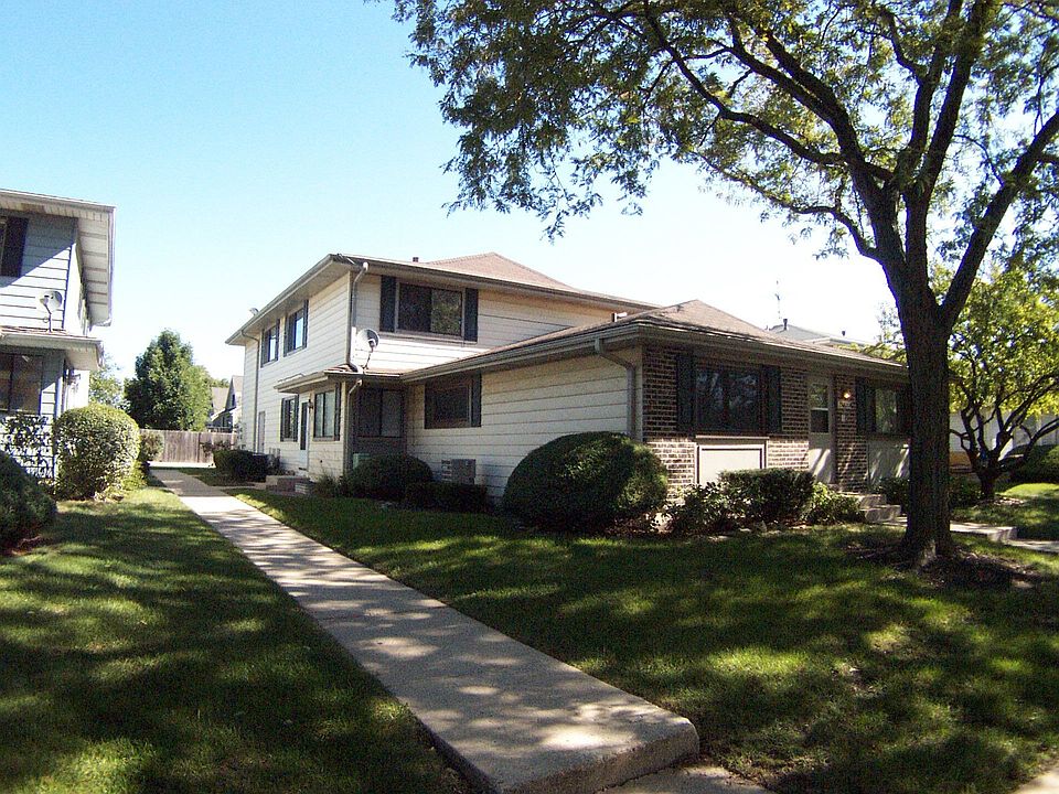 1st image of 29W600 Winchester Cir N Unit 3