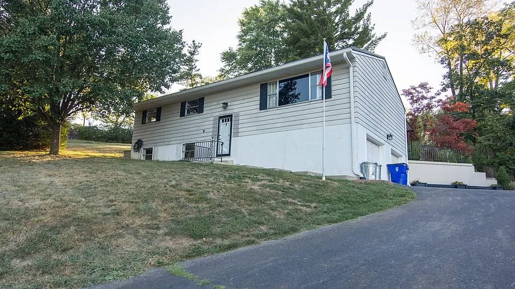 1253 Dolphin St photo 1
