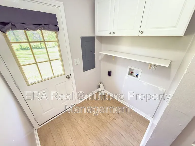 715 McCormick Ln — Photo 8