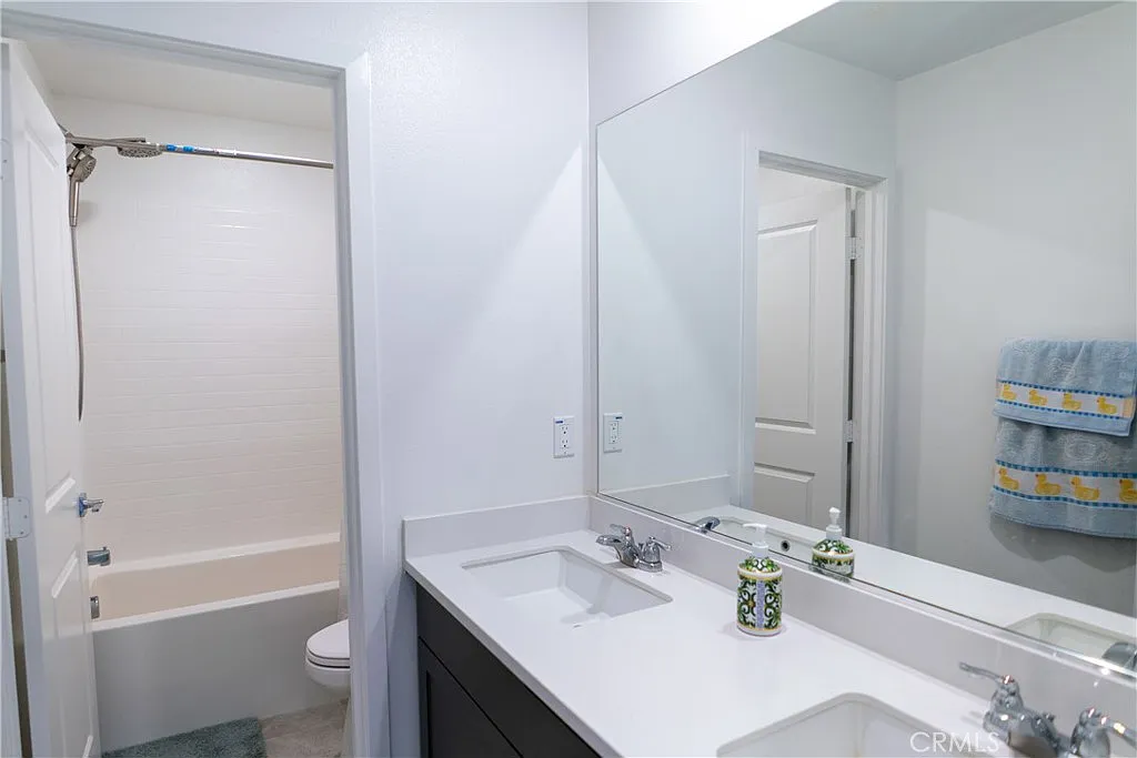 5 bed, 2970 sqft, $4,300 — Photo 2