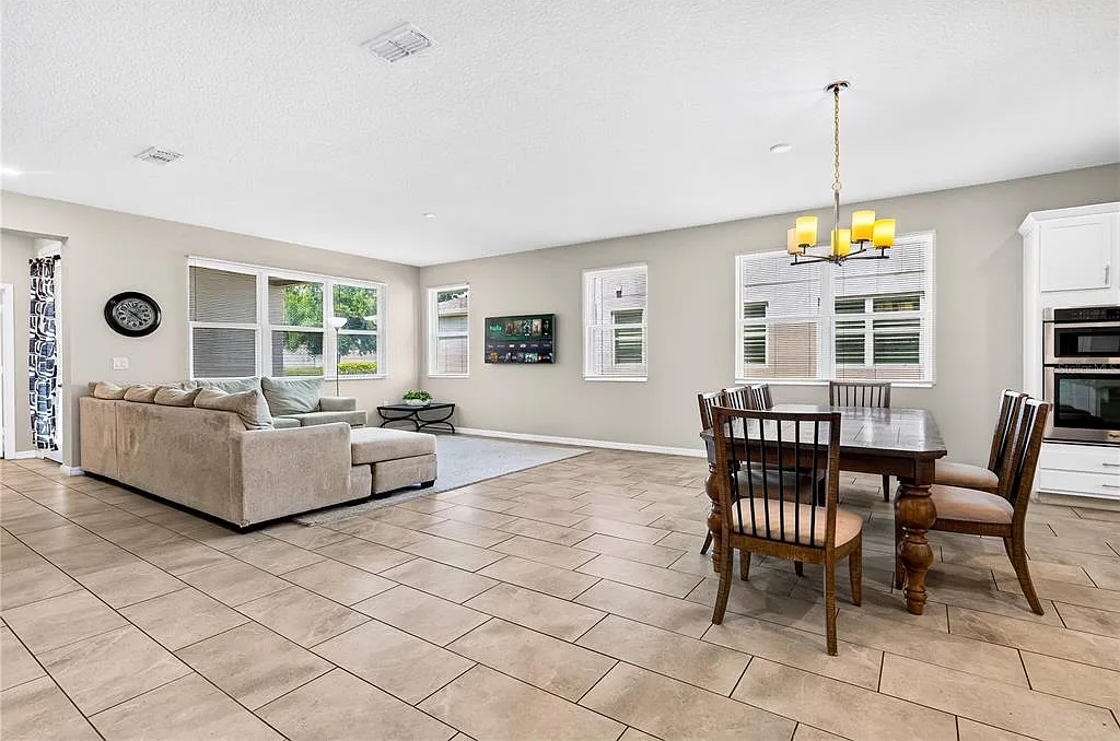 4 bed, 2.5 bath, 1831 sqft, $3,200 — Photo 2