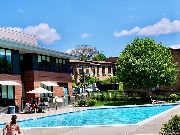 2nd image of 4 Charles Ln APT 1D