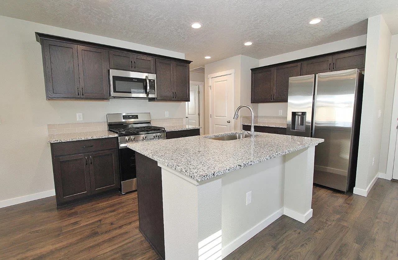 3 bed, 1230 sqft, $2,400 — Photo 3
