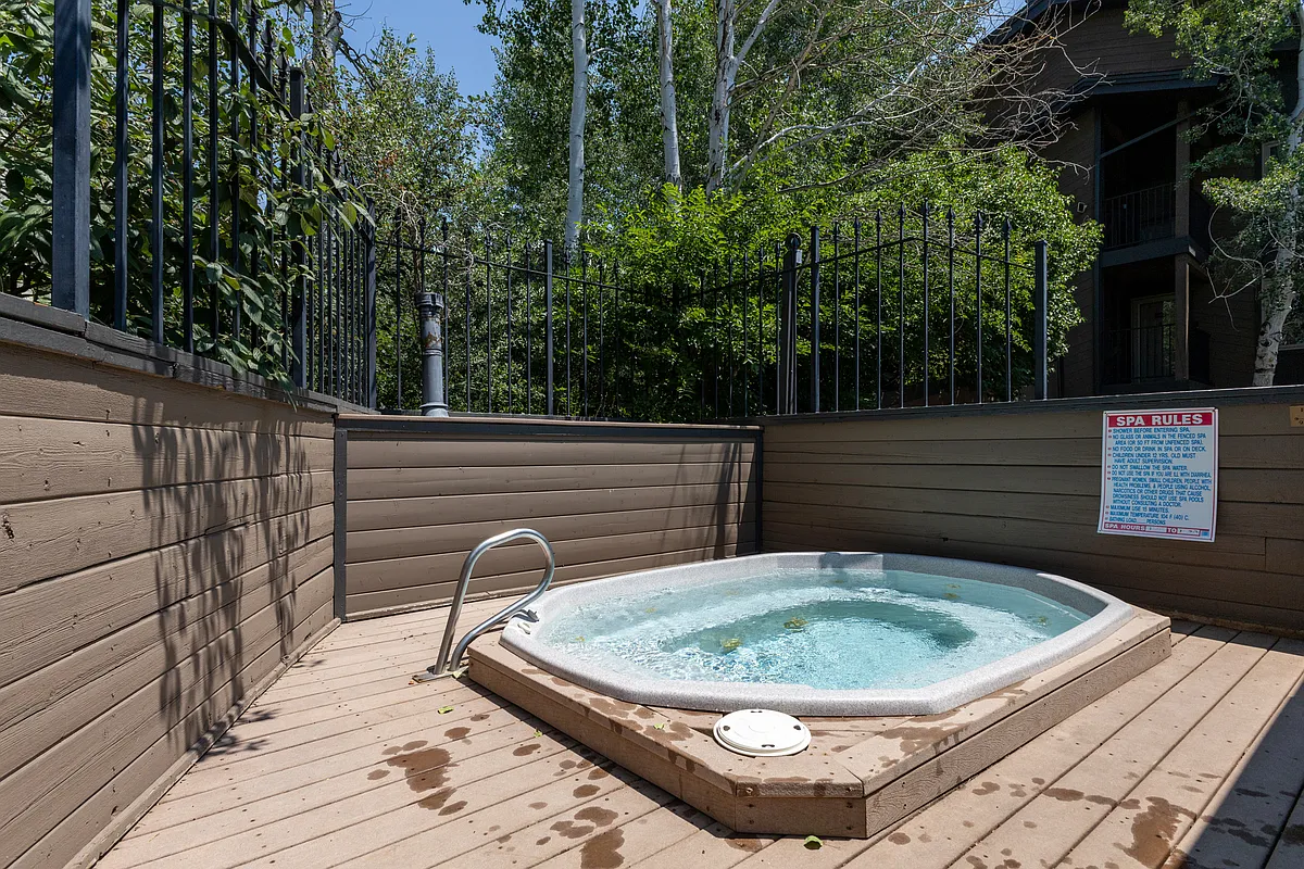 Hot Tub across from Condo - 2515 Daybreak Ct #204