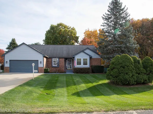 9350 Sand Pointe Dr, Whitmore Lake, MI 48189