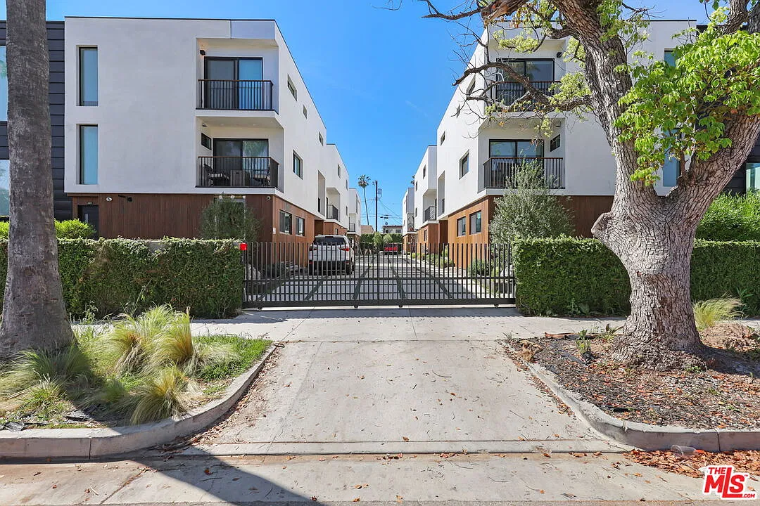 3 bed, 3.5 bath, $4,800 — Photo 3