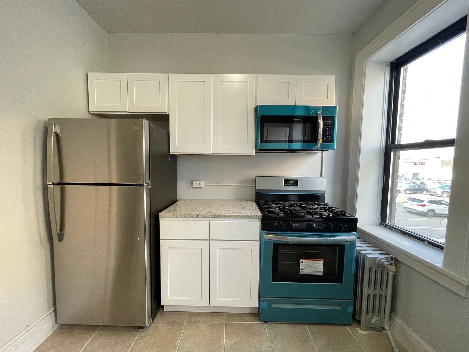 Hill Manor - Renovated Apartments Near Train Station — Photo 3