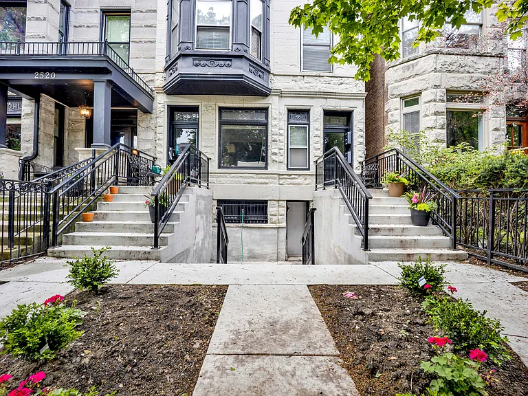 2522 N Burling St #2 — Photo 32
