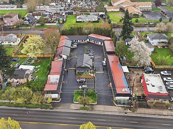 3rd image of 11324 NE Sandy Blvd