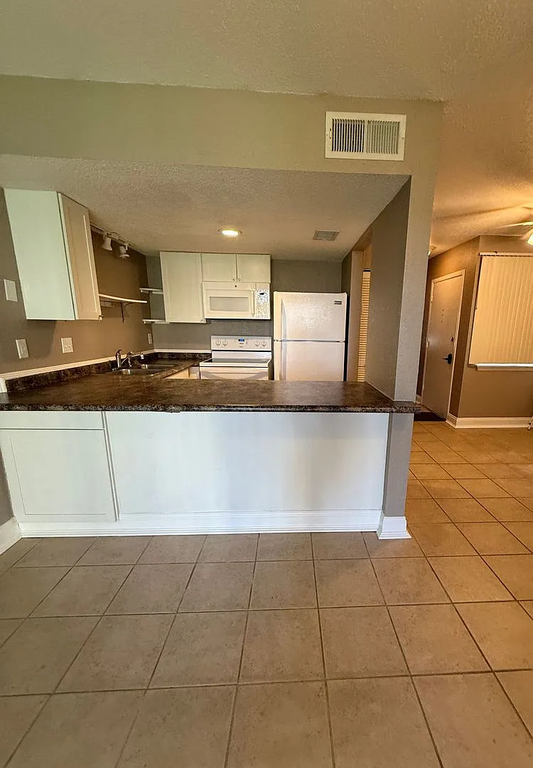 New Listing! — Photo 3