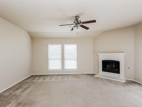 3rd image of 816 Lake Woodland Dr