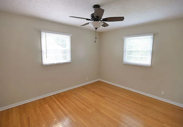1010 N Hampton Dr NE — Photo 8