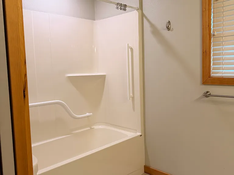 565 SE 10th Pl #ADU — Photo 2