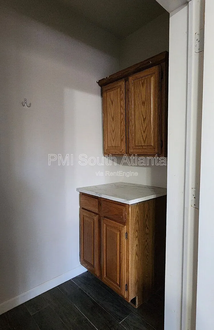 2 bed, 1.0 bath, $1,050 — Photo 4