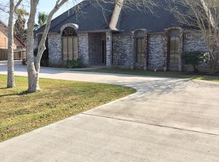 1111 W Edgewood Dr, Friendswood, TX 77546