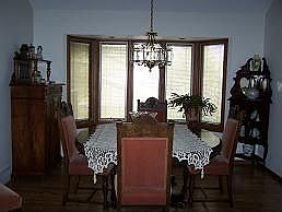 Dining room w bay window