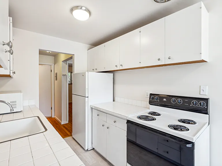 570 Ward St — Photo 13