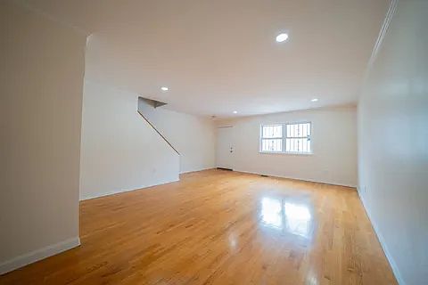 2nd image of 922 Rockaway Ave