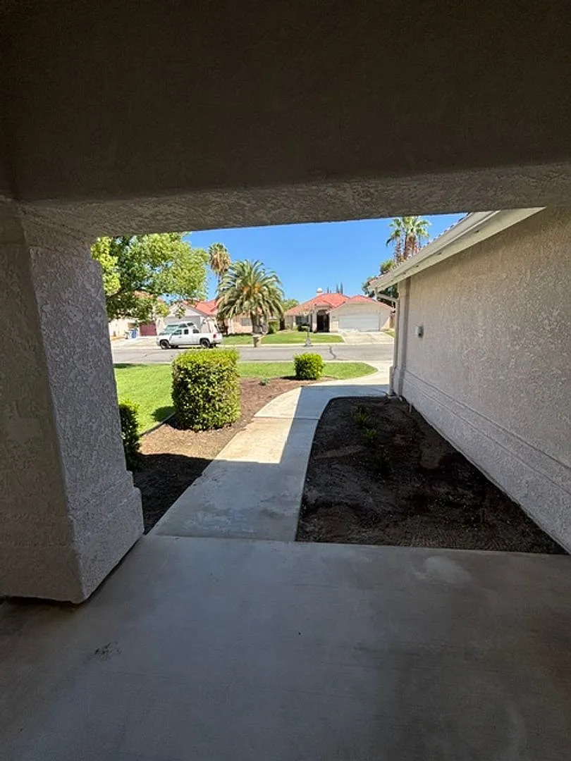 Clean 3 Bedroom / 2 Bathroom home near Stockdale High School, Recently Renovated! — Photo 4