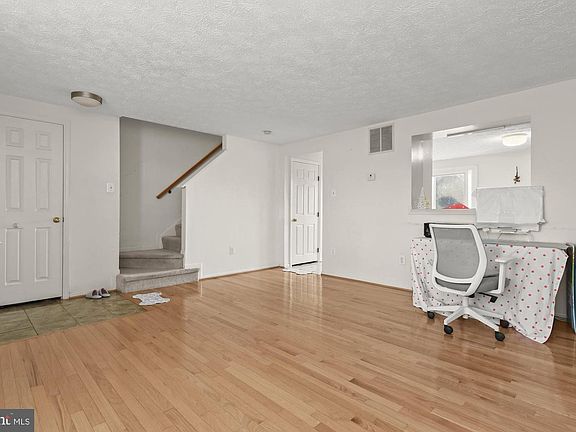 3rd image of 9423 Woodsong Ct