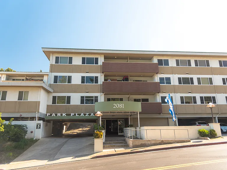 Park Plaza — Photo 20