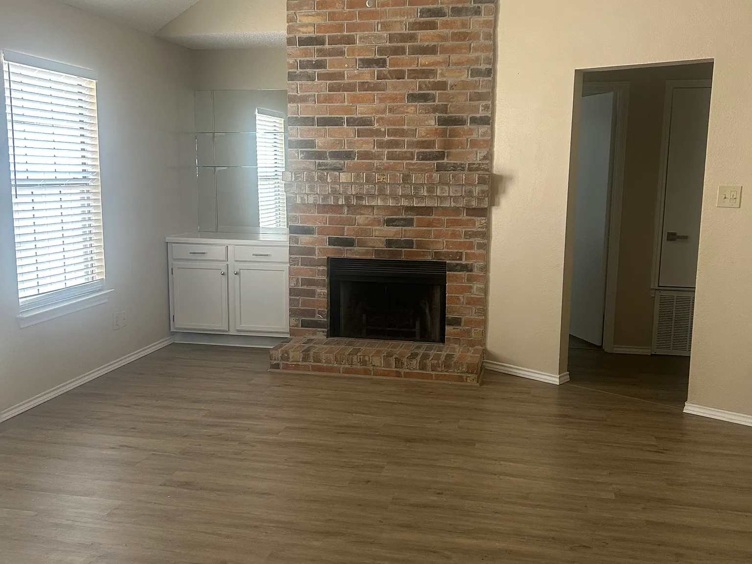 3 bed, 1191 sqft, $2,100 — Photo 3