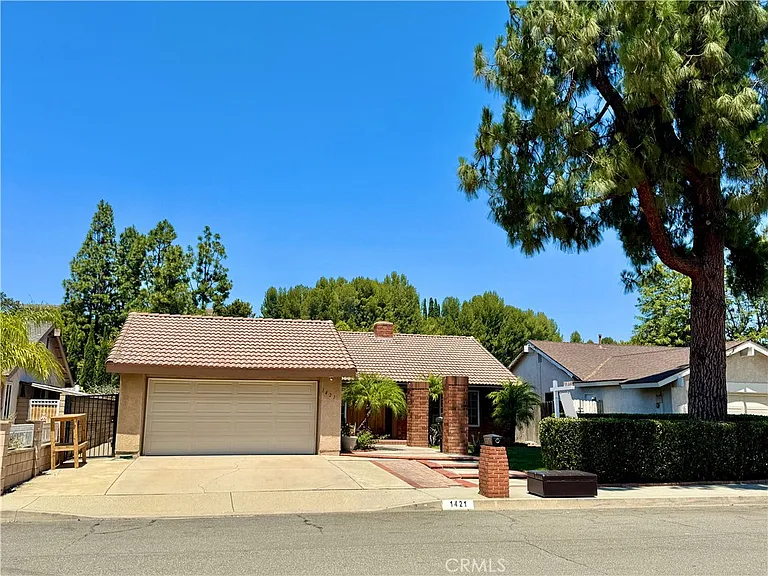 1421 Meadow Glen Rd — Photo 1