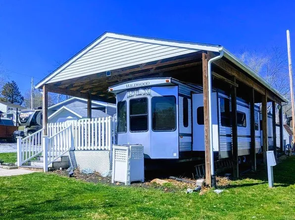 43 Chipmunk Cir, Falling Waters, WV 25419