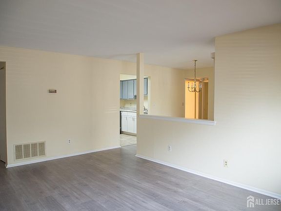 3rd image of 3131 Sayre Dr