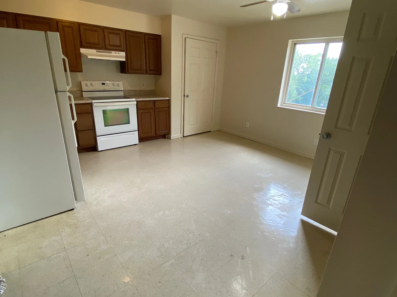 3 bed, 900 sqft, $1,100 — Photo 2