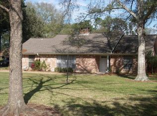 305 Silver Saddle Dr, Angleton, TX 77515