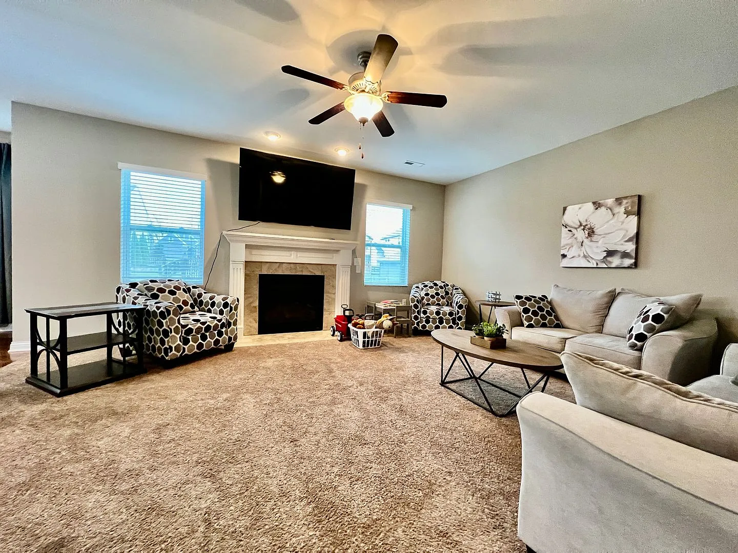 Executive corporate rental features community pool. Fully furnished and includes all utilities. — Photo 2