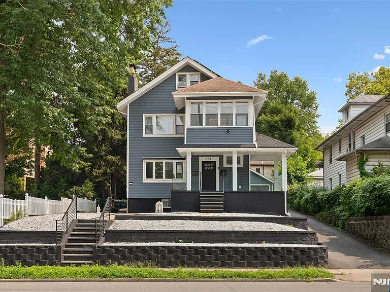 561 Grand Ave — Photo 1