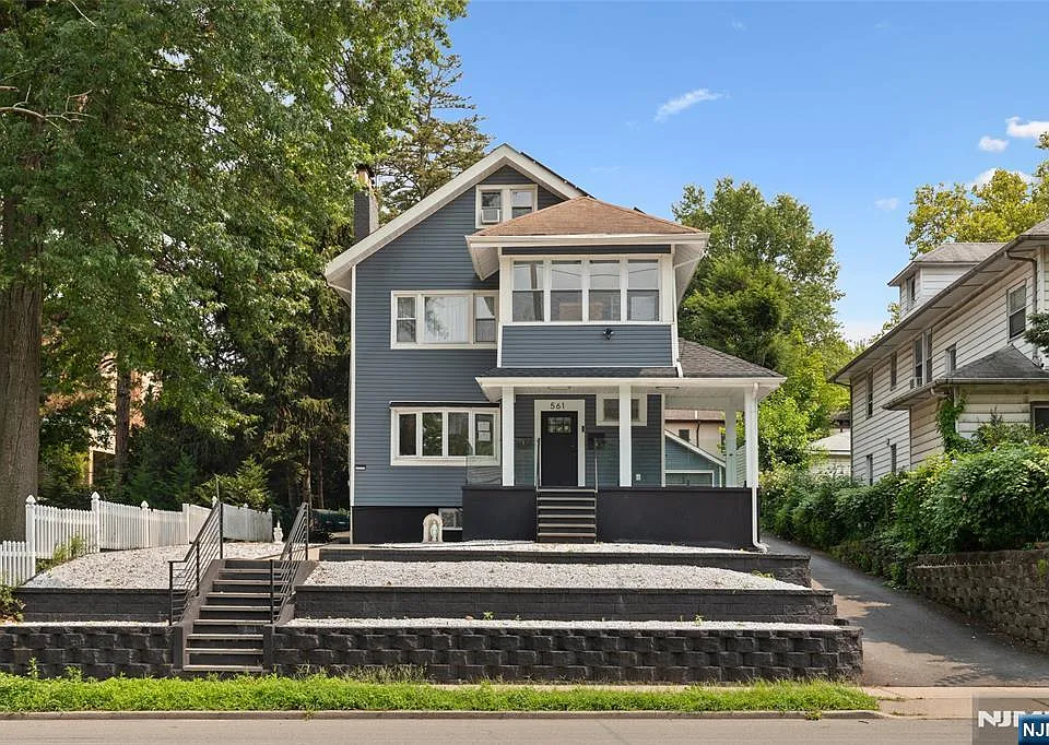 561 Grand Ave