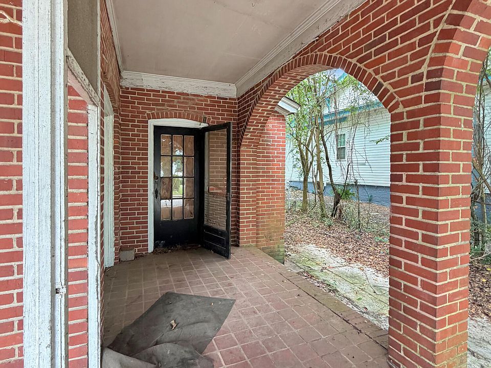 7th image of 147 Lowman St