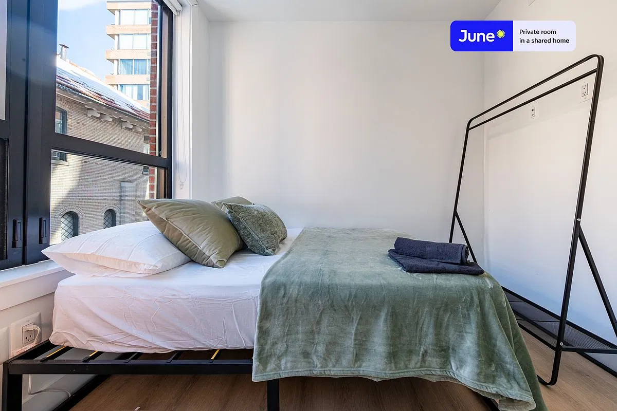 Full bedroom in 4 bed/2 bath home in Dupont Circle #1908 A — Photo 3