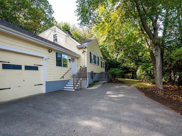 215 Blue Hill Dr — Photo 4