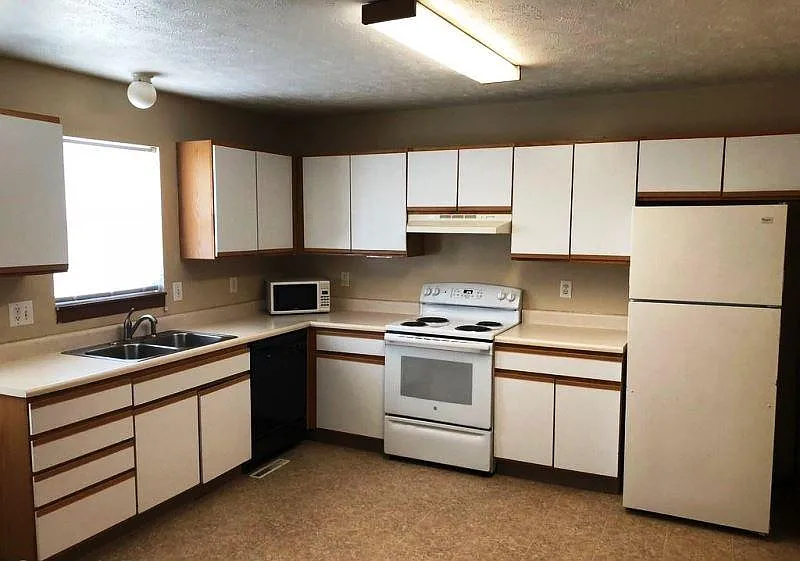 3 bed, 2.5 bath, $1,560 — Photo 2