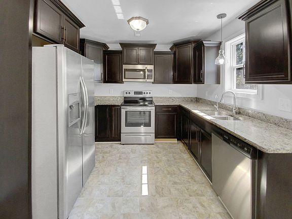 4th image of 120 Woodtrace Ct