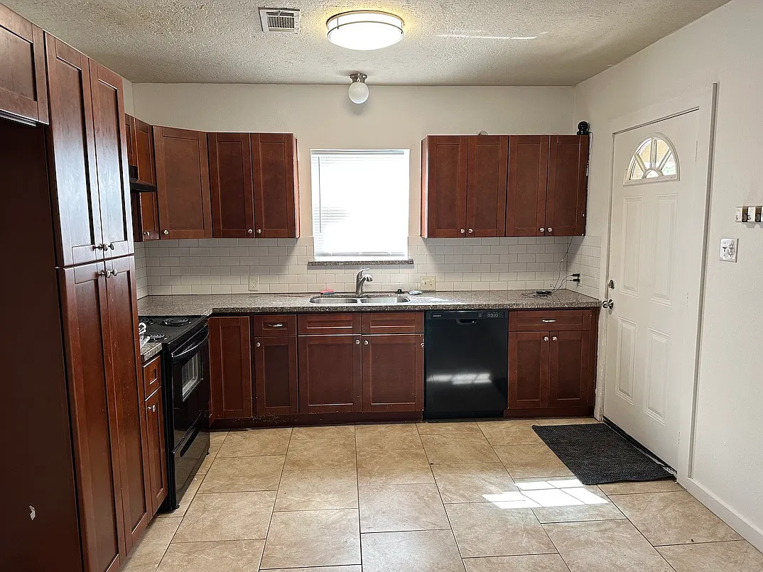 3 bed, 1054 sqft, $1,295 — Photo 2