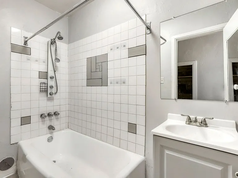 1326 W Monroe St — Photo 12