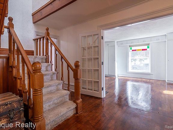 4th image of 402 N Hickory St