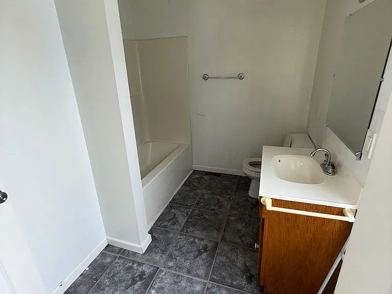 108 S Hesperia St — Photo 10