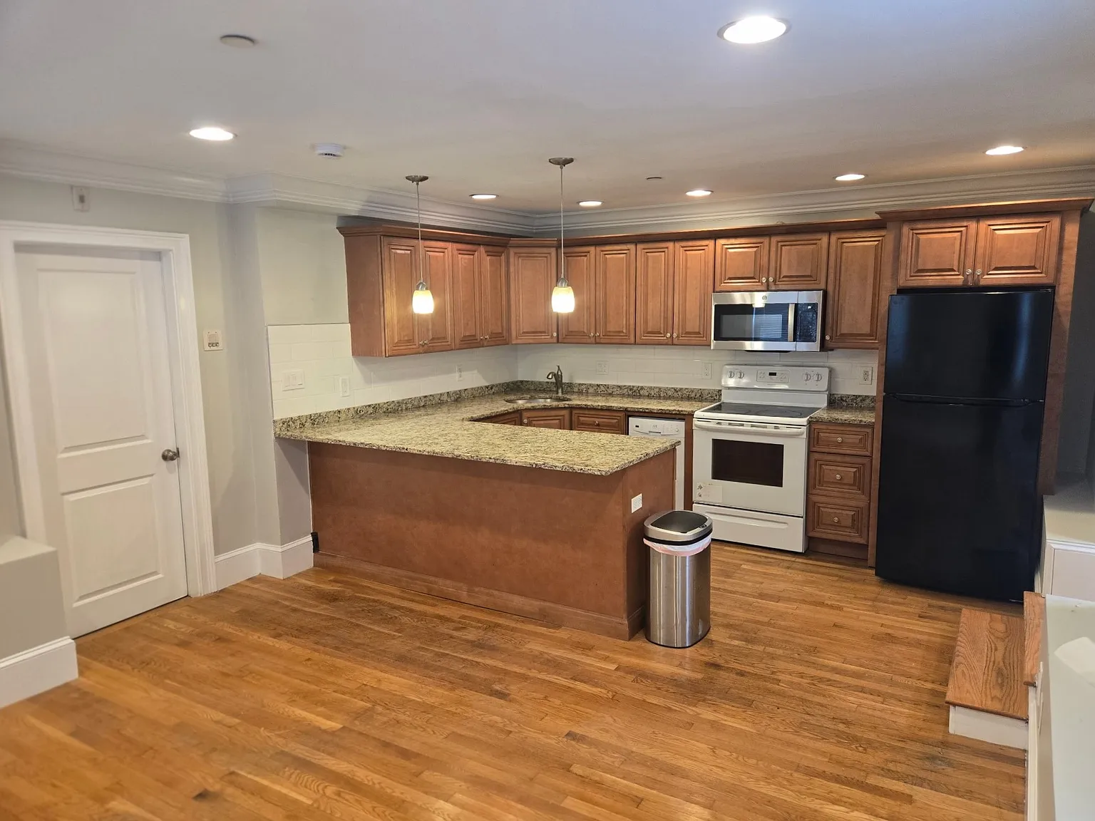 1 bed, 9999 sqft, $1,950 — Photo 3