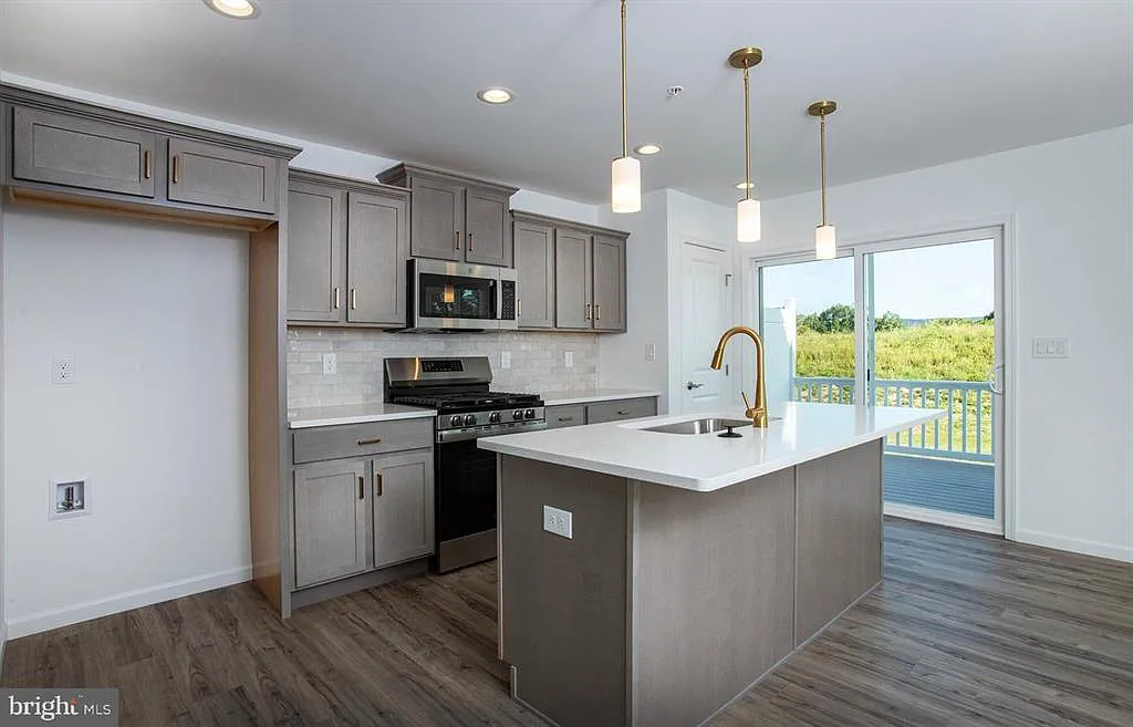 4 bed, 2.5 bath, 1827 sqft, $2,490 — Photo 4